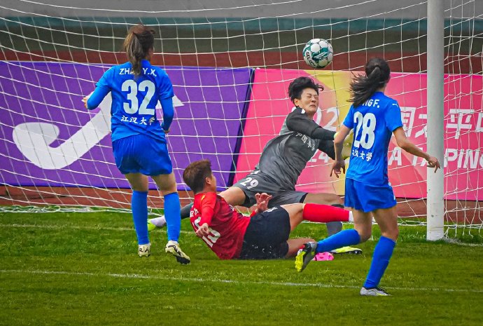 高强度女子足球比拼激动人心！