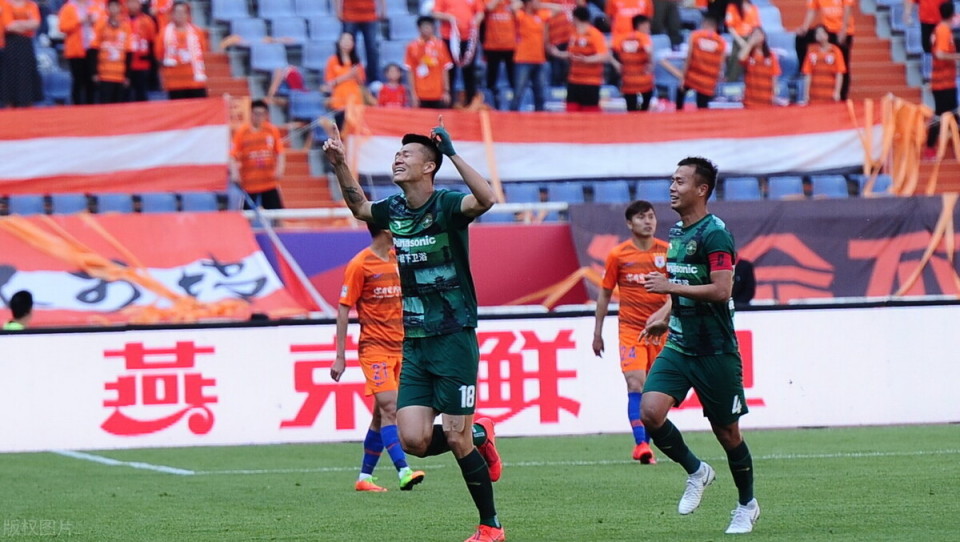 绿城杀入四强,球队整体表现出色 绿城杀入四强,球队整体表现出色