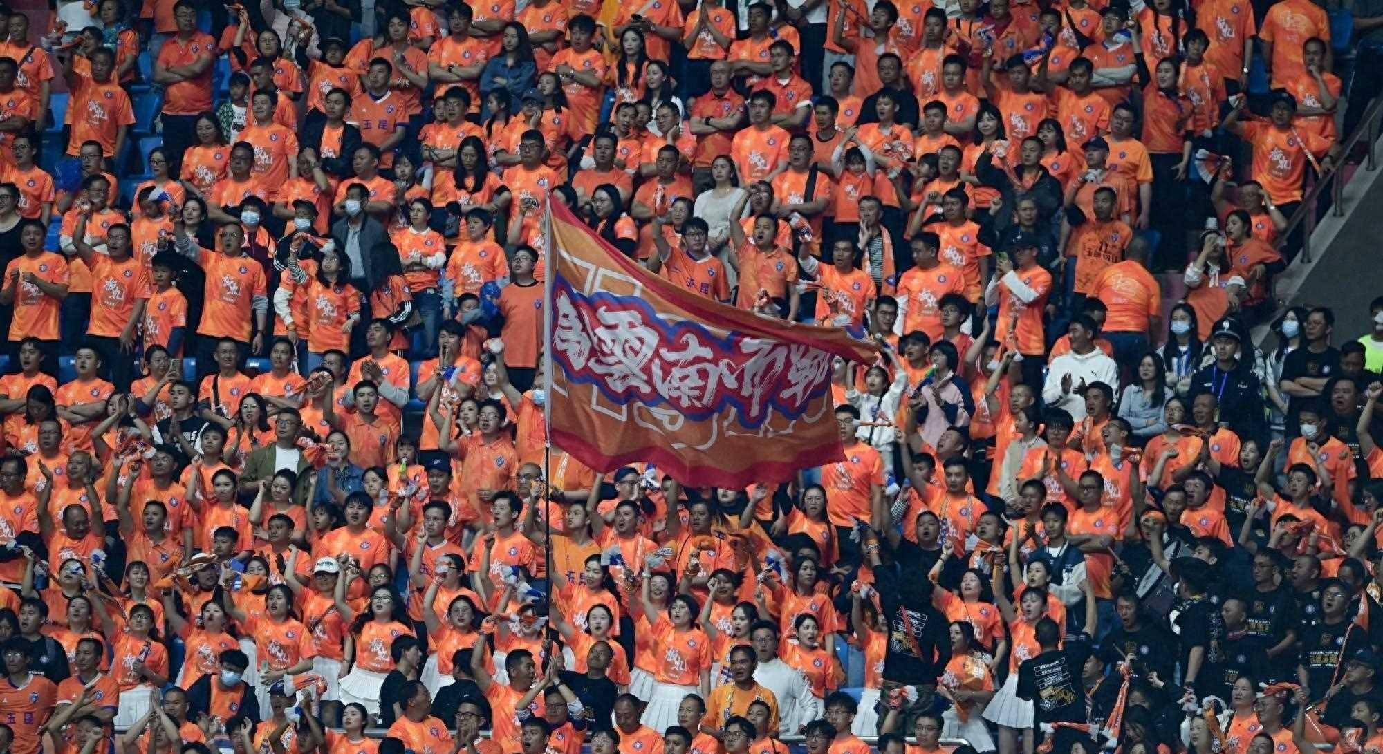 激烈对抗中,球员们全力以赴,拼尽全力 激烈对抗中,球员们全力以赴,拼尽全力