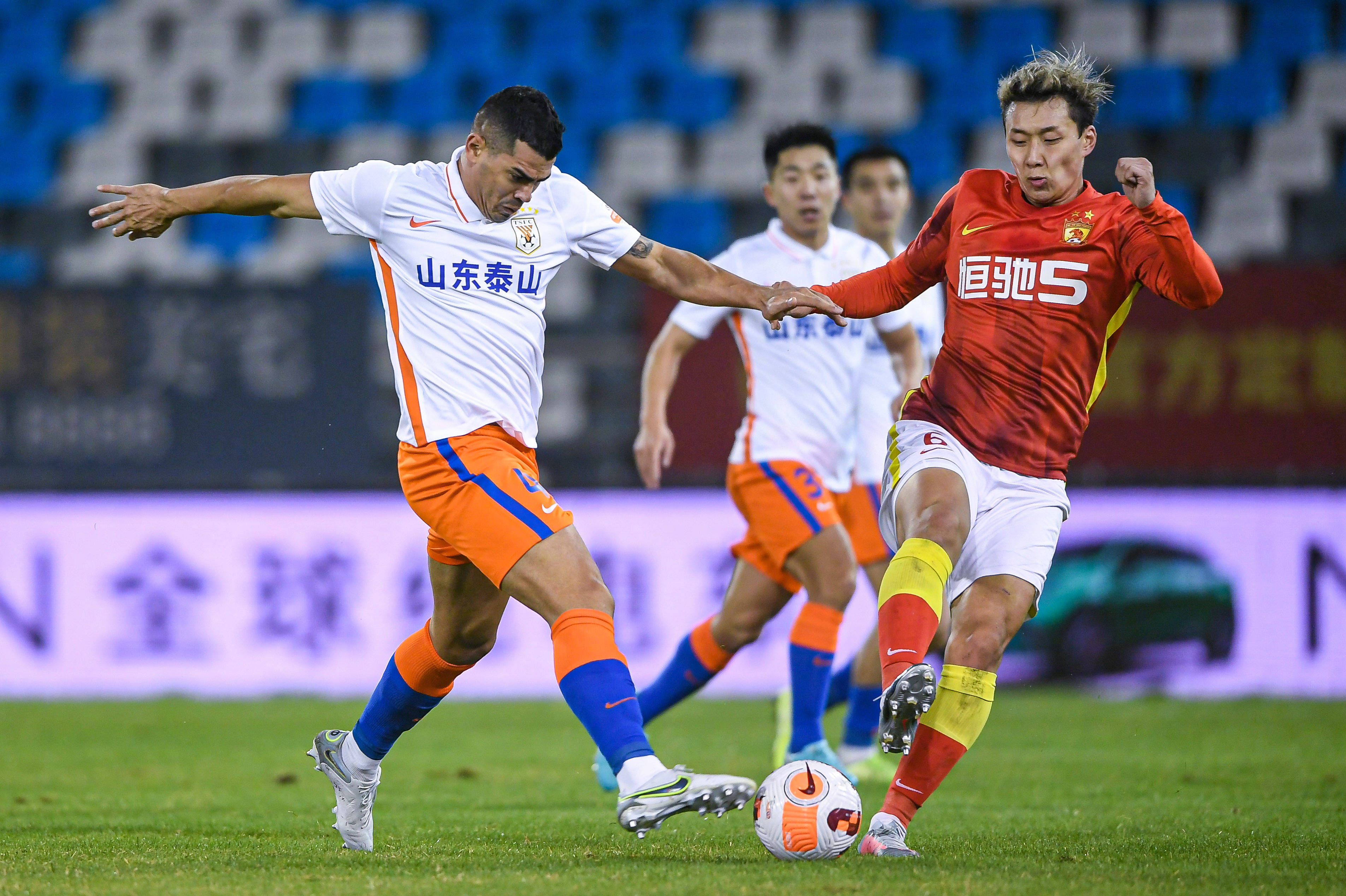 精彩对决再度上演,青年选手崭露头角 精彩对决再度上演,青年选手崭露头角