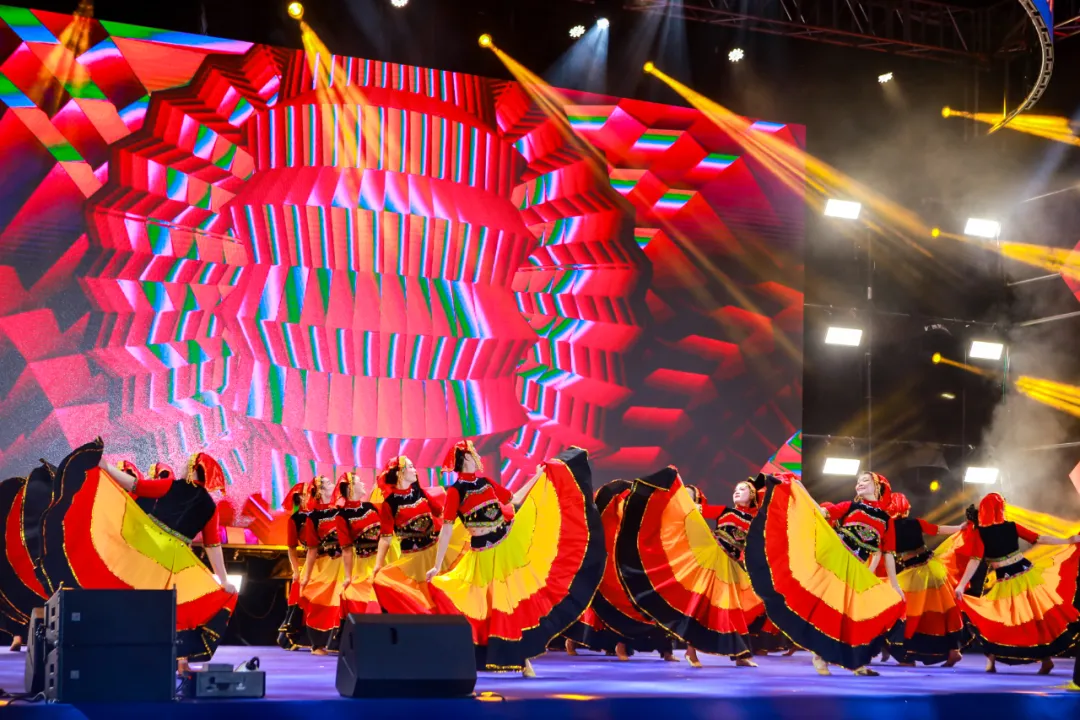 队伍展现实力,赢得观众们的掌声 队伍展现实力,赢得观众们的掌声