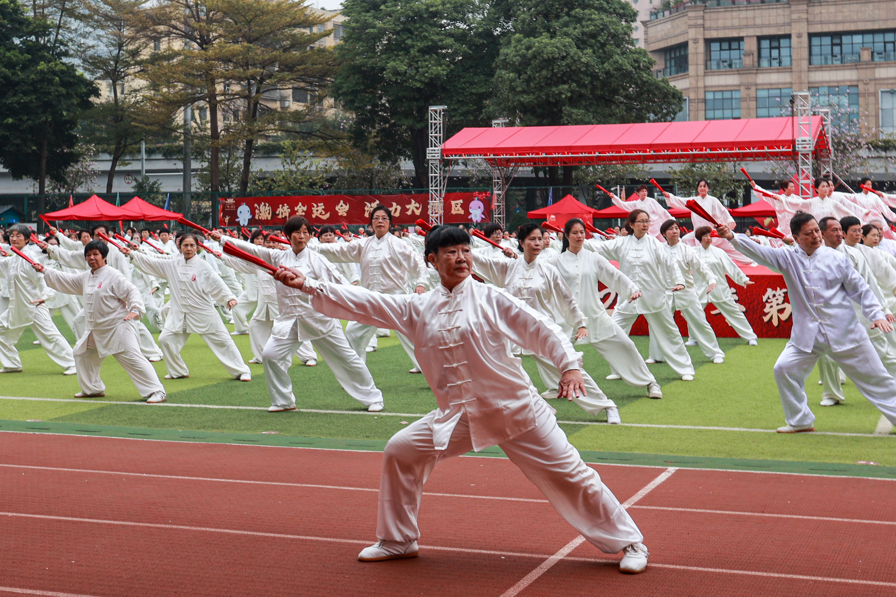 队伍展现实力,赢得观众们的掌声 队伍展现实力,赢得观众们的掌声