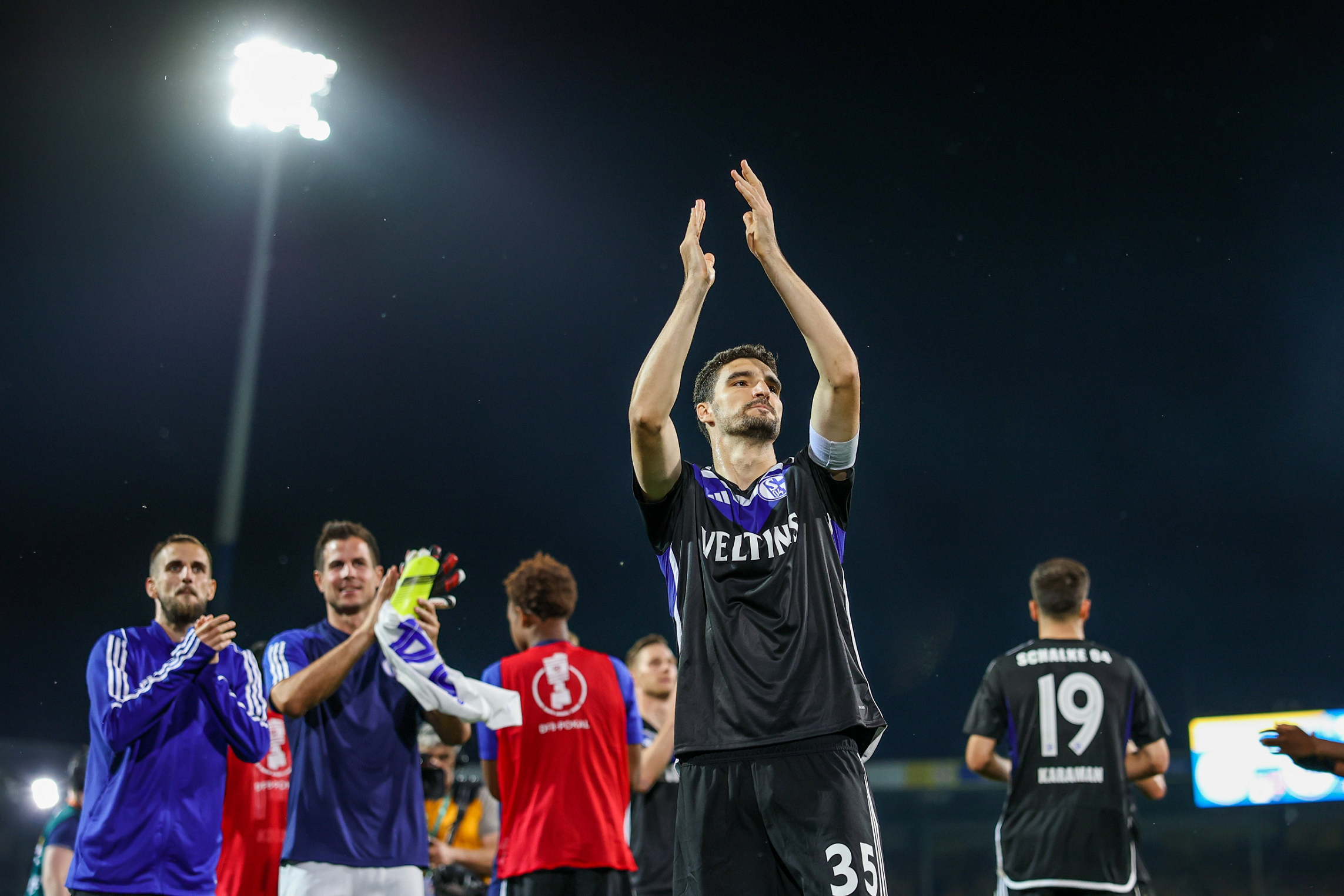 沙尔克客场大败，球队表现令人担忧