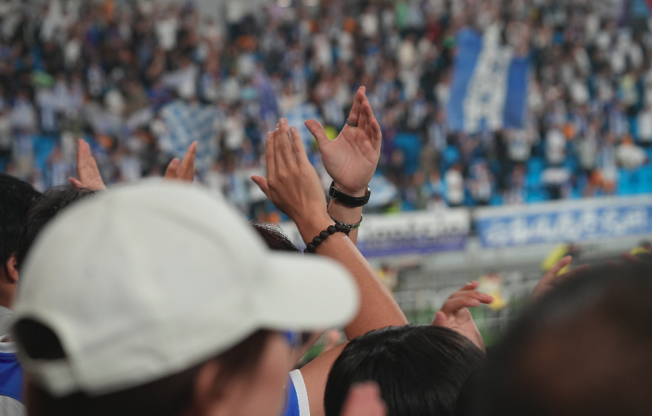 足球场上拉开激烈角逐序幕,球迷现场狂热呐喊 足球场上拉开激烈角逐序幕,球迷现场狂热呐喊