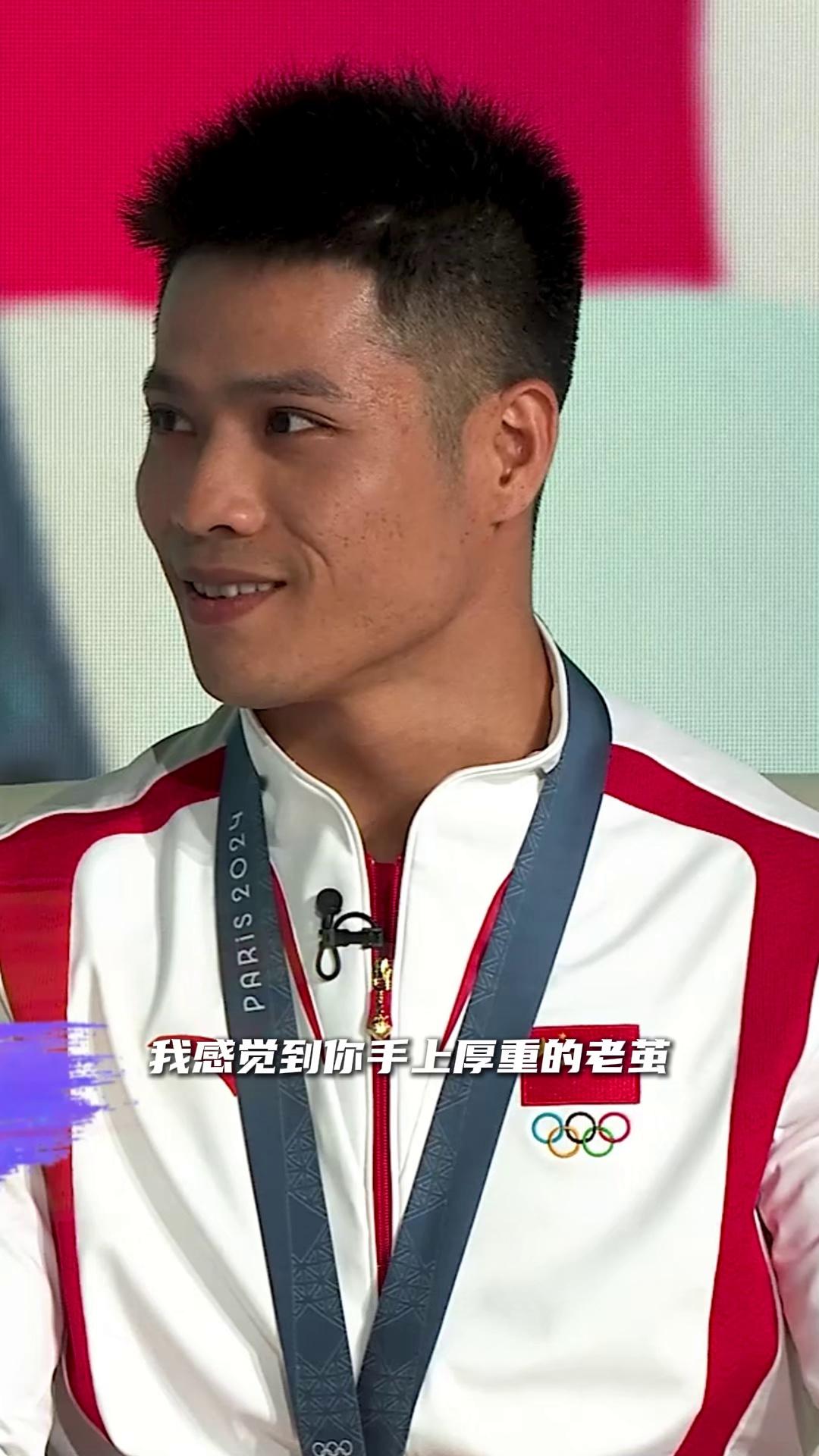 举重比赛冠军获得国家颁发勋章 举重比赛冠军获得国家颁发勋章