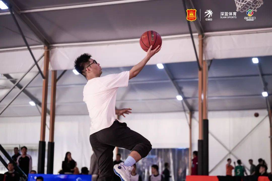 比赛结束后球员互相致意,展现出体育精神 比赛结束后球员互相致意,展现出体育精神