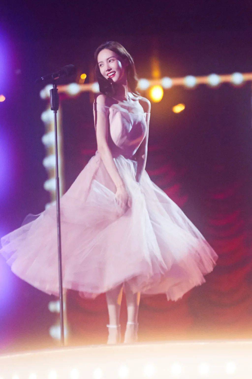 欧预赛精彩对决明星云集，观众期待十足