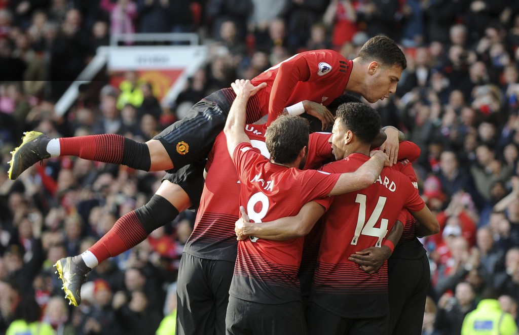 罗马领队怒斥裁判判罚不公,球迷支持其声音 罗马领队怒斥裁判判罚不公,球迷支持其声音