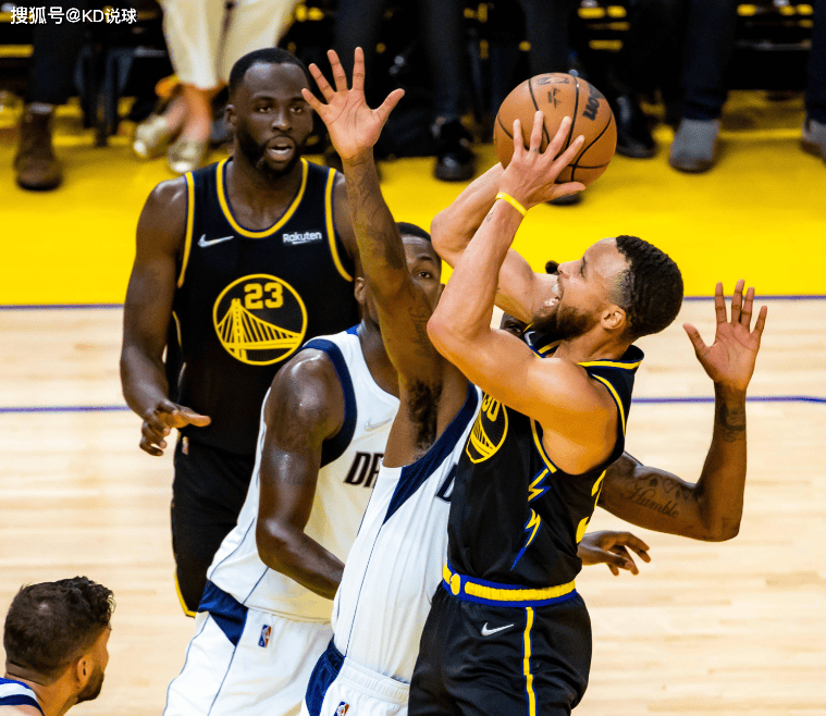 NBA超级巨星的壮举在球场上展开 NBA超级巨星的壮举在球场上展开