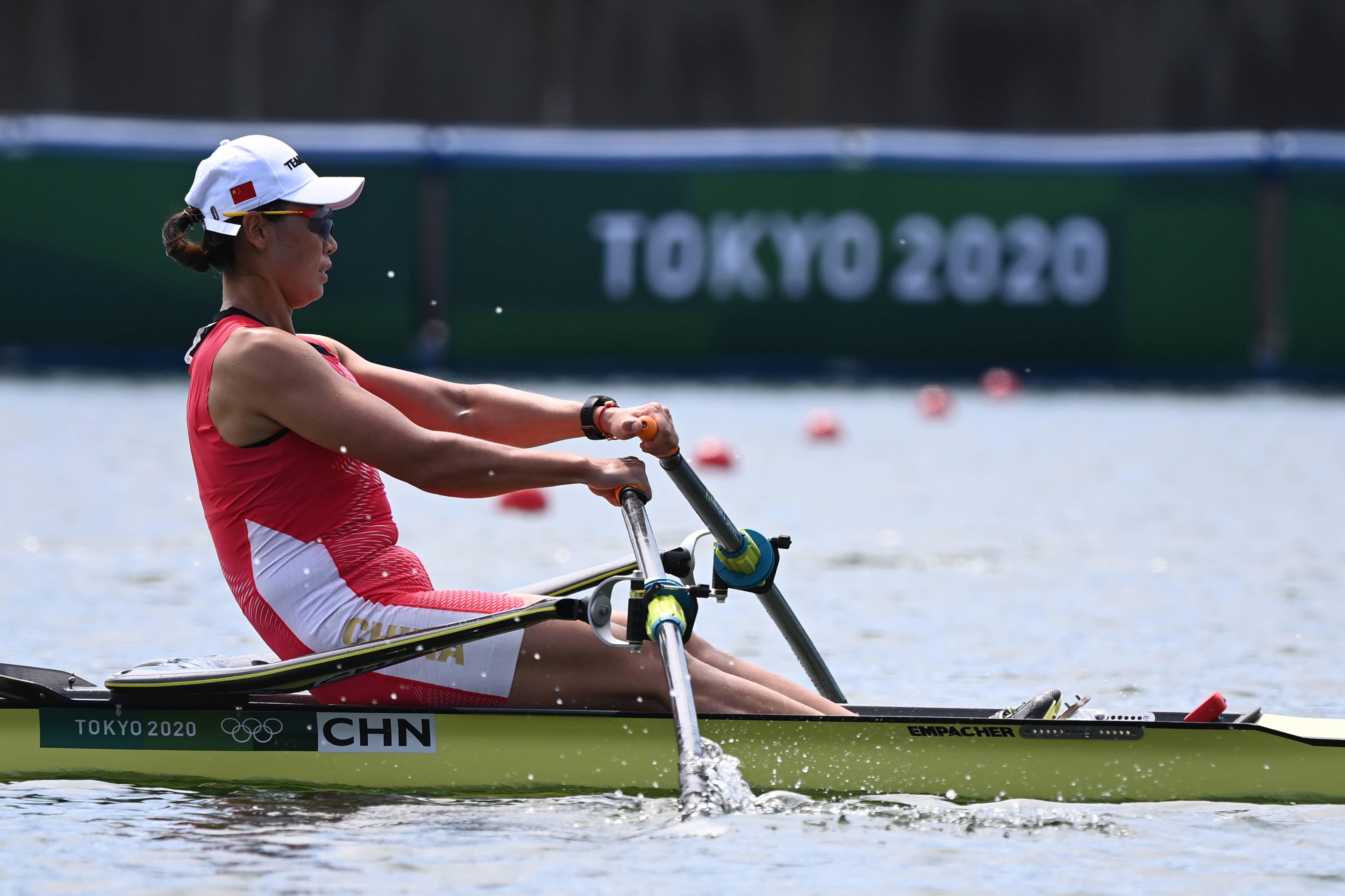 捷克赛艇选手划破波浪，摘金成就