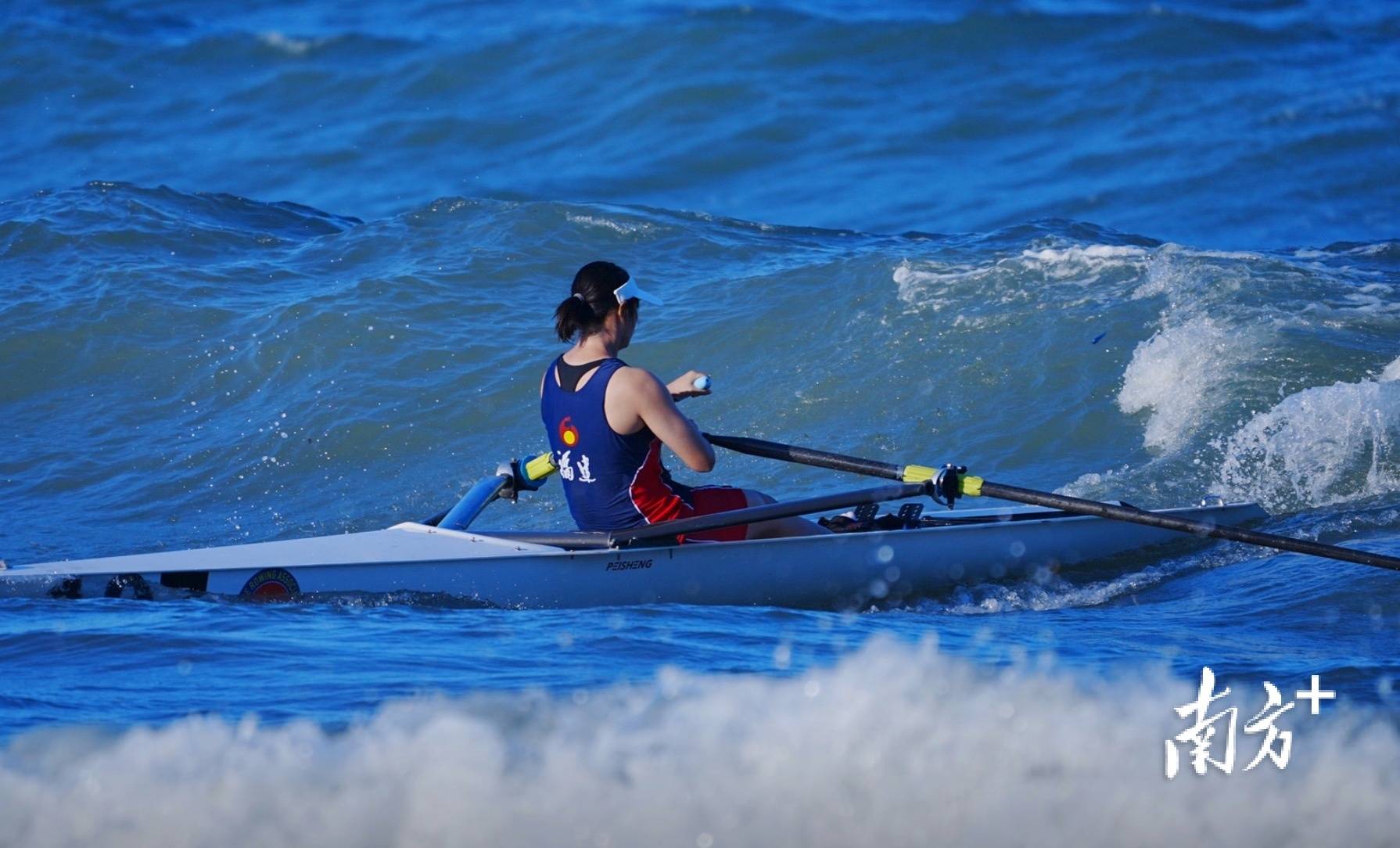 捷克赛艇选手划破波浪，摘金成就