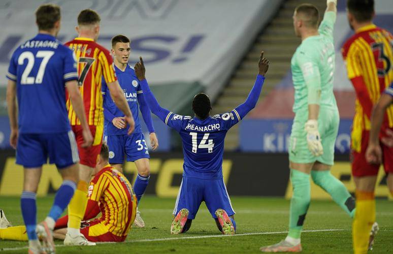 利兹联后卫拼尽全力,及时解围,险些失球 利兹联后卫拼尽全力,及时解围,险些失球