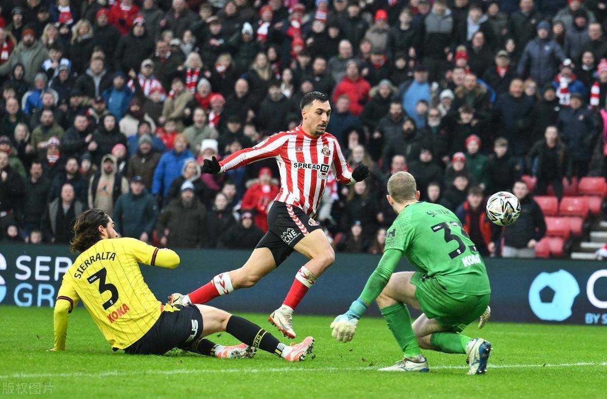 利兹联后卫拼尽全力,及时解围,险些失球 利兹联后卫拼尽全力,及时解围,险些失球