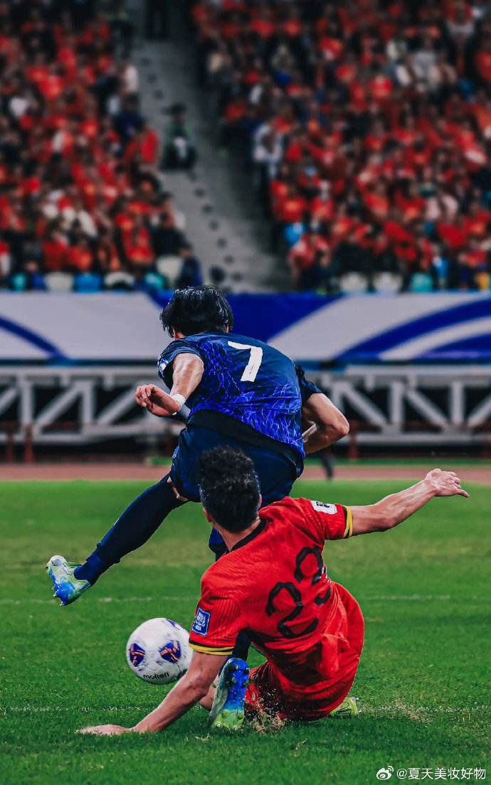 比赛中球员们拼尽全力,战斗到最后一刻不放弃! 比赛中球员们拼尽全力,战斗到最后一刻不放弃!