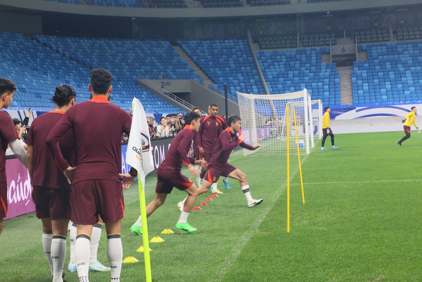 国际足球大赛展现实力,球员拼尽全力争取胜利荣耀 国际足球大赛展现实力,球员拼尽全力争取胜利荣耀