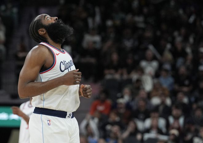 哈登神准三分,率队轻松取胜 哈登神准三分,率队轻松取胜