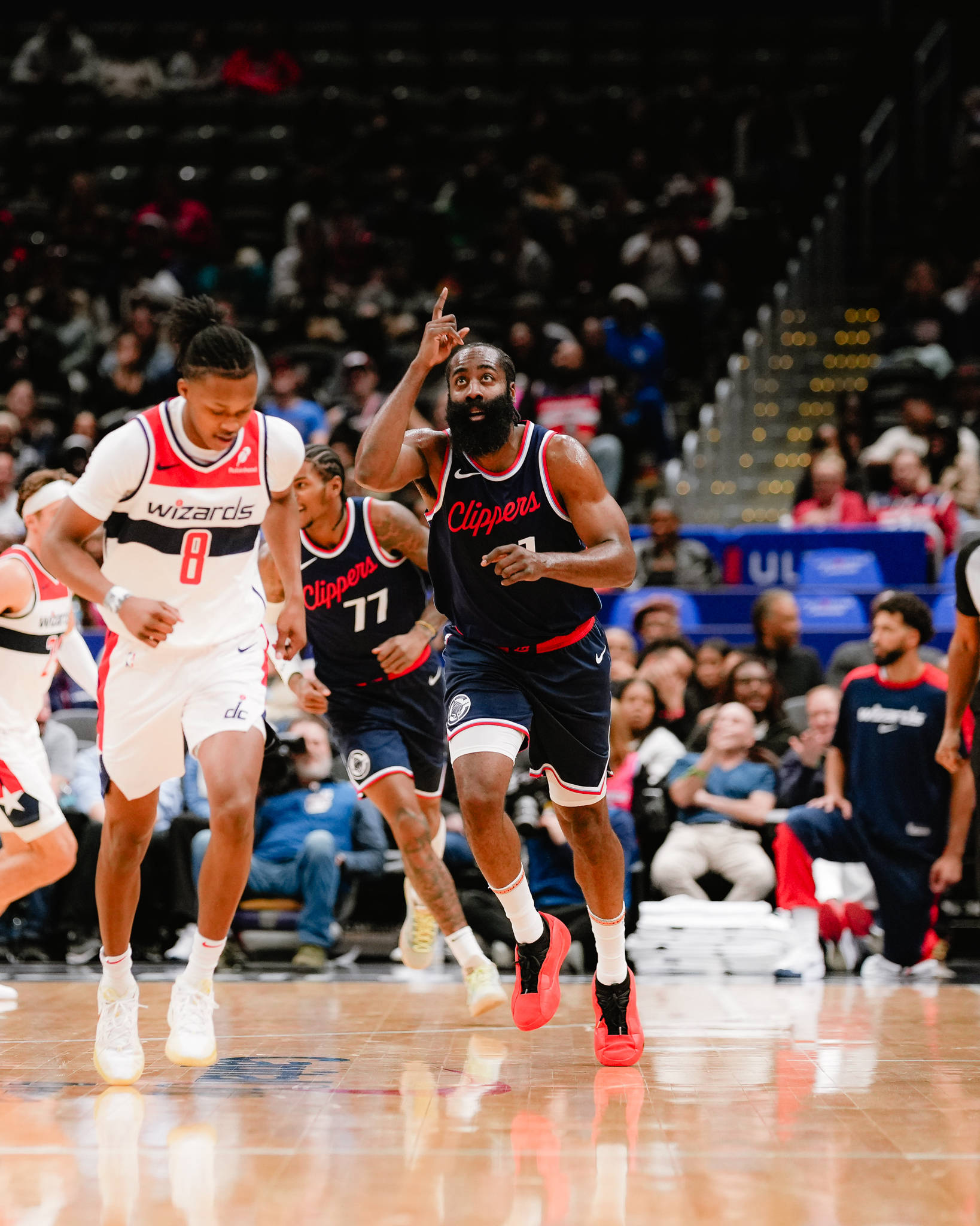 哈登神准三分,率队轻松取胜 哈登神准三分,率队轻松取胜