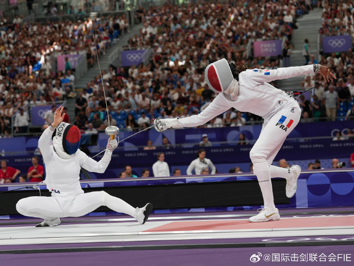 罗马尼亚击剑选手优雅出手,轻松夺冠 罗马尼亚击剑选手优雅出手,轻松夺冠