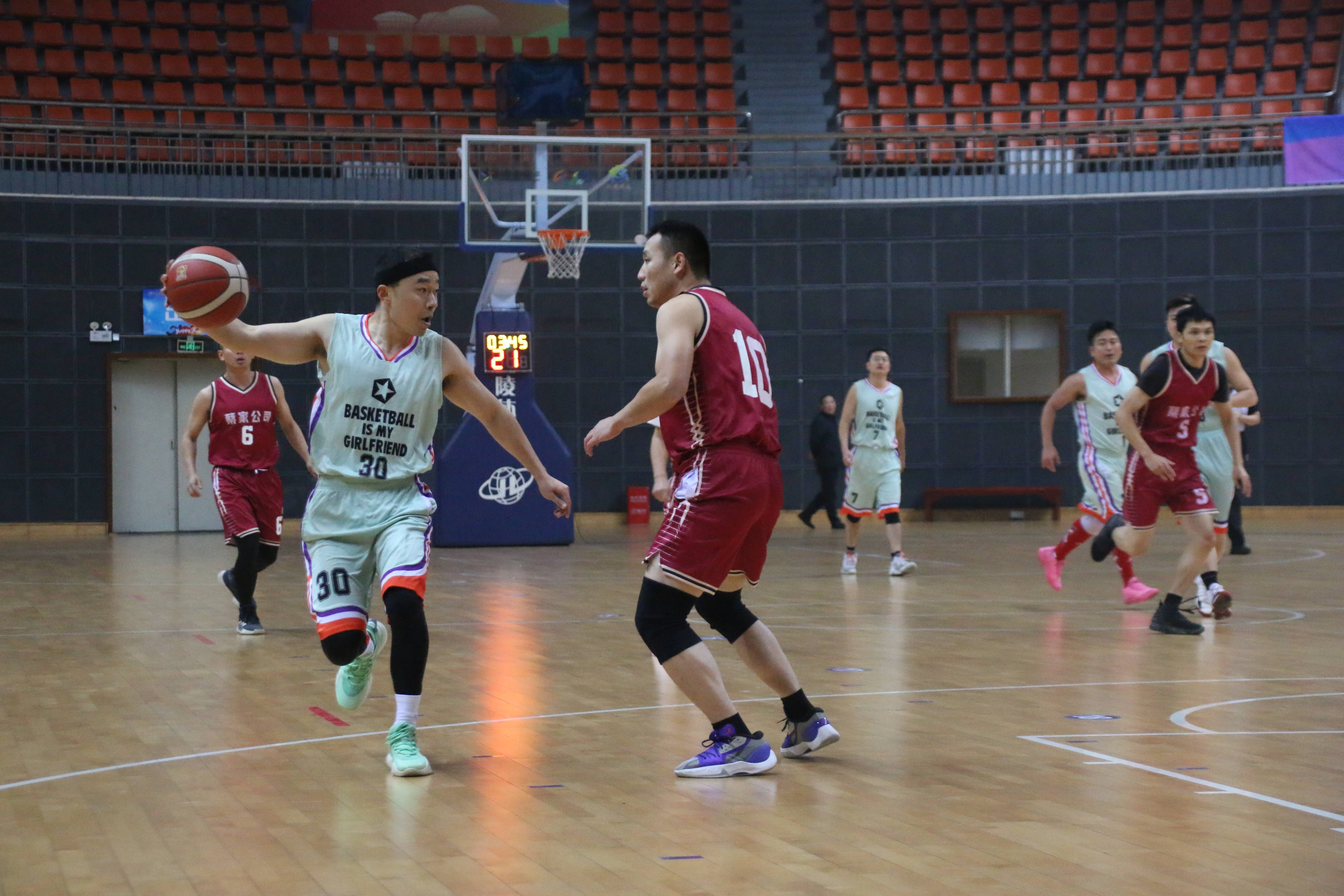 篮球联赛球队之间的紧张对抗 篮球联赛球队之间的紧张对抗