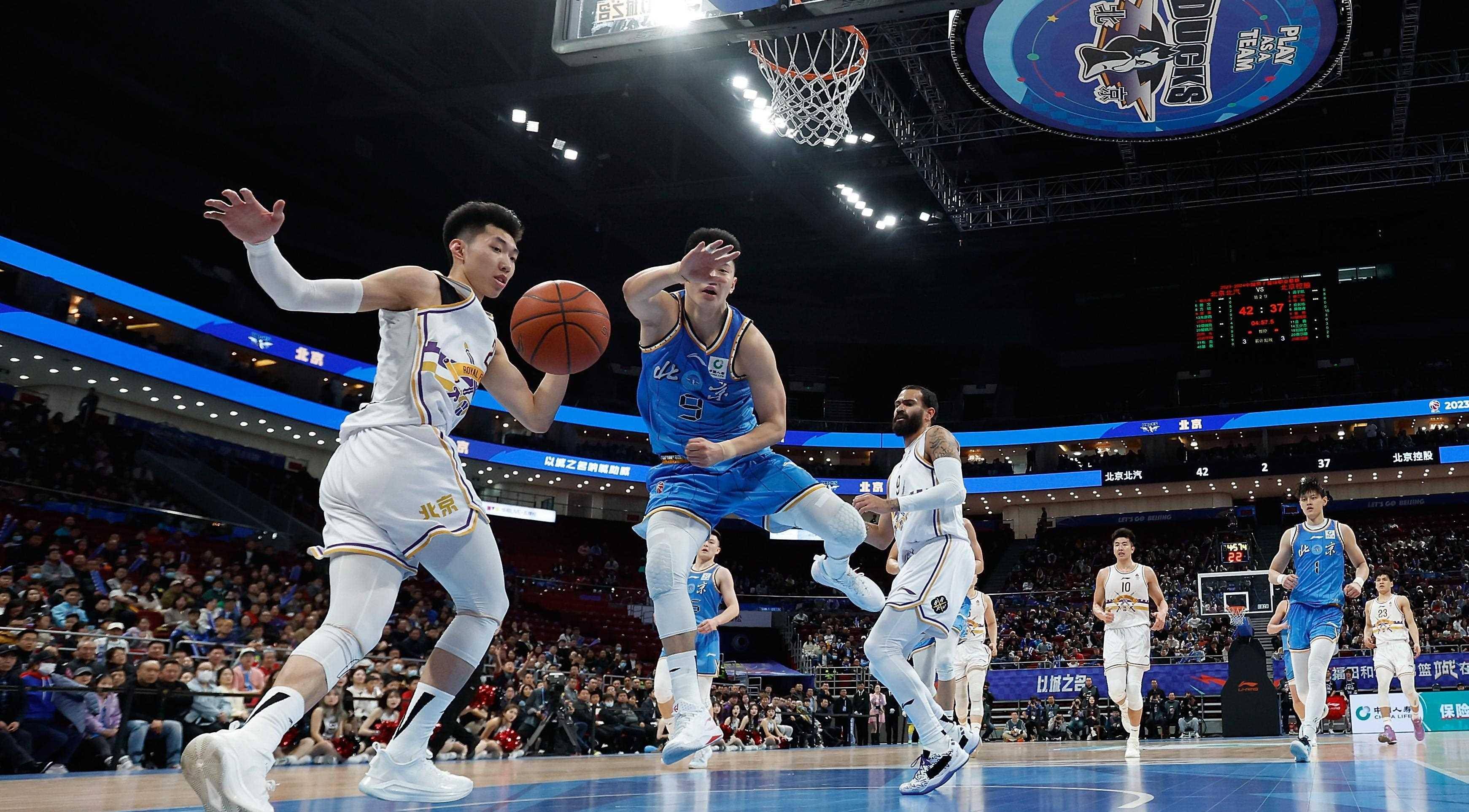 篮球联赛球队之间的紧张对抗 篮球联赛球队之间的紧张对抗