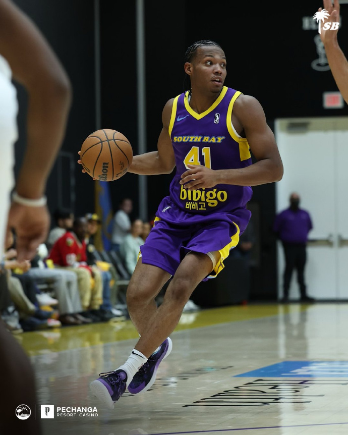 摩特瓦里在比赛中送出精彩助攻 摩特瓦里在比赛中送出精彩助攻