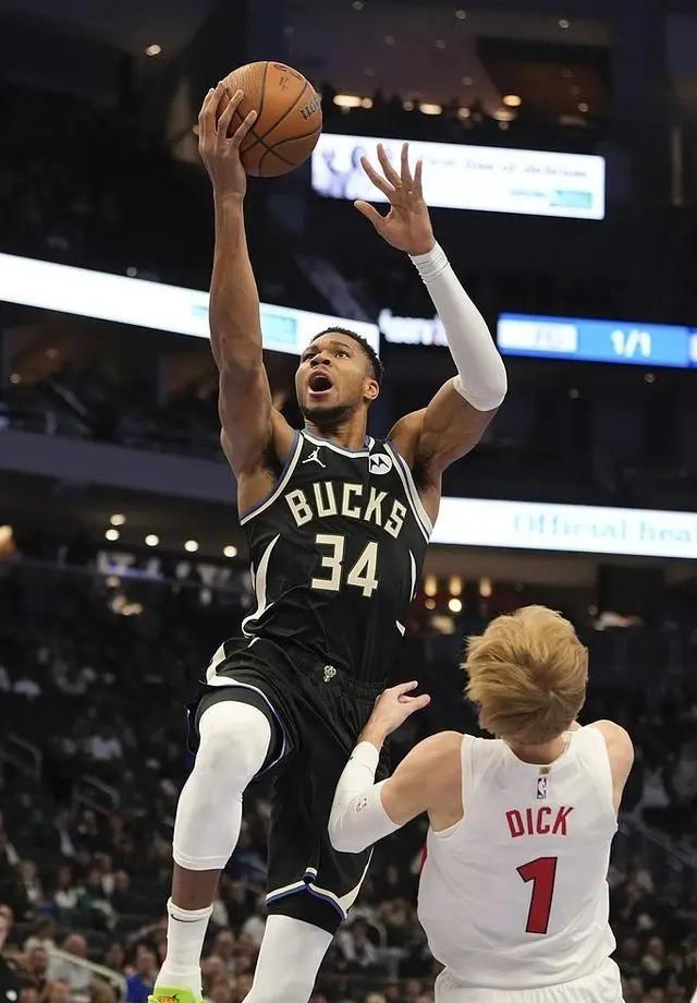 雄鹿轻取对手,士气高昂 雄鹿轻取对手,士气高昂