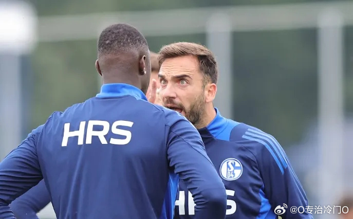 沙尔克04球队备战艰难对手,拼尽全力! 沙尔克04球队备战艰难对手,拼尽全力!