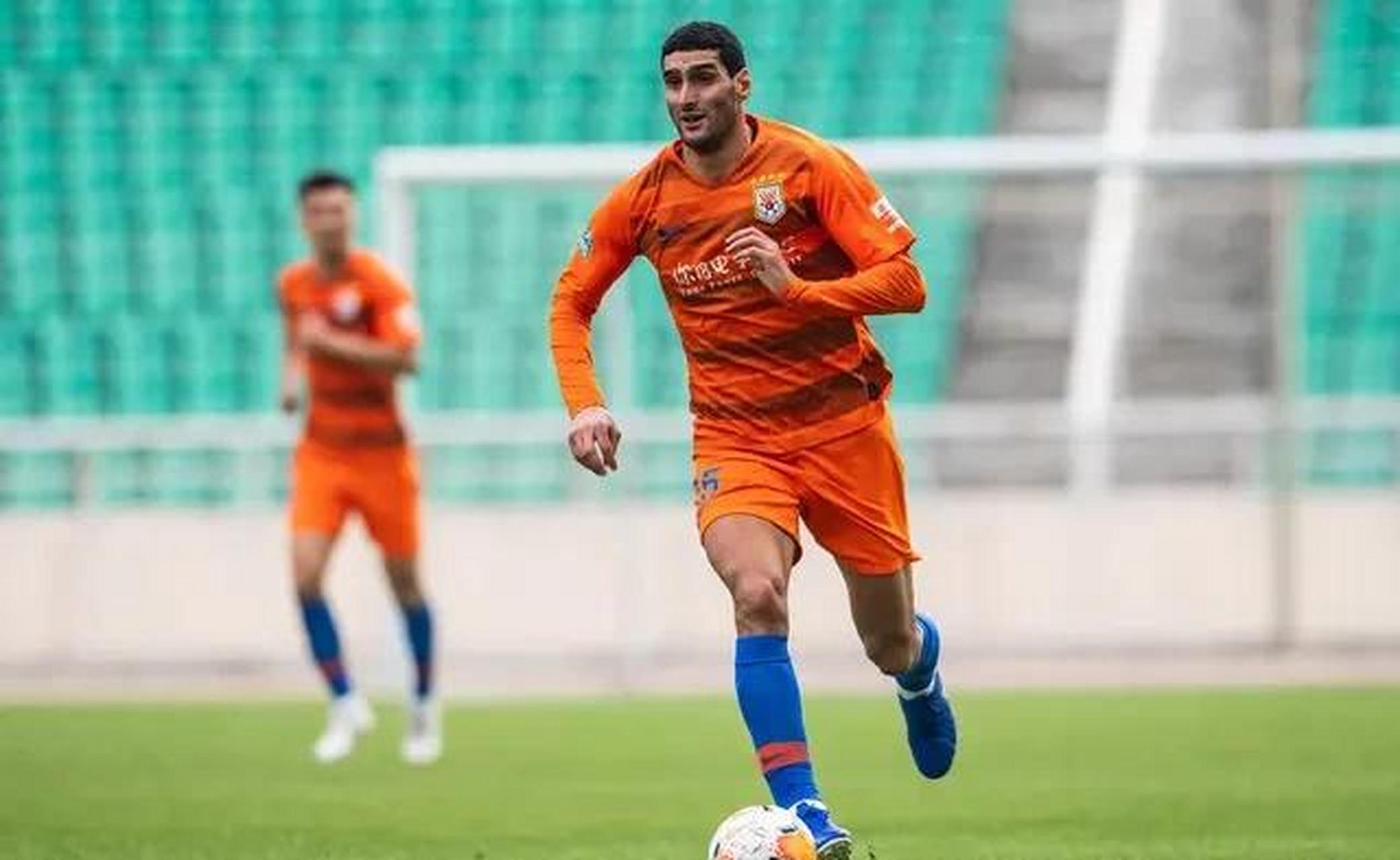 荷兰大将受伤退场,对外援的依赖凸显 荷兰大将受伤退场,对外援的依赖凸显