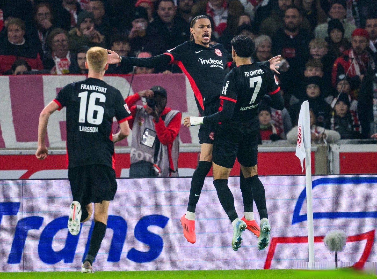 法兰克福球员展现出色状态击败对手 法兰克福球员展现出色状态击败对手