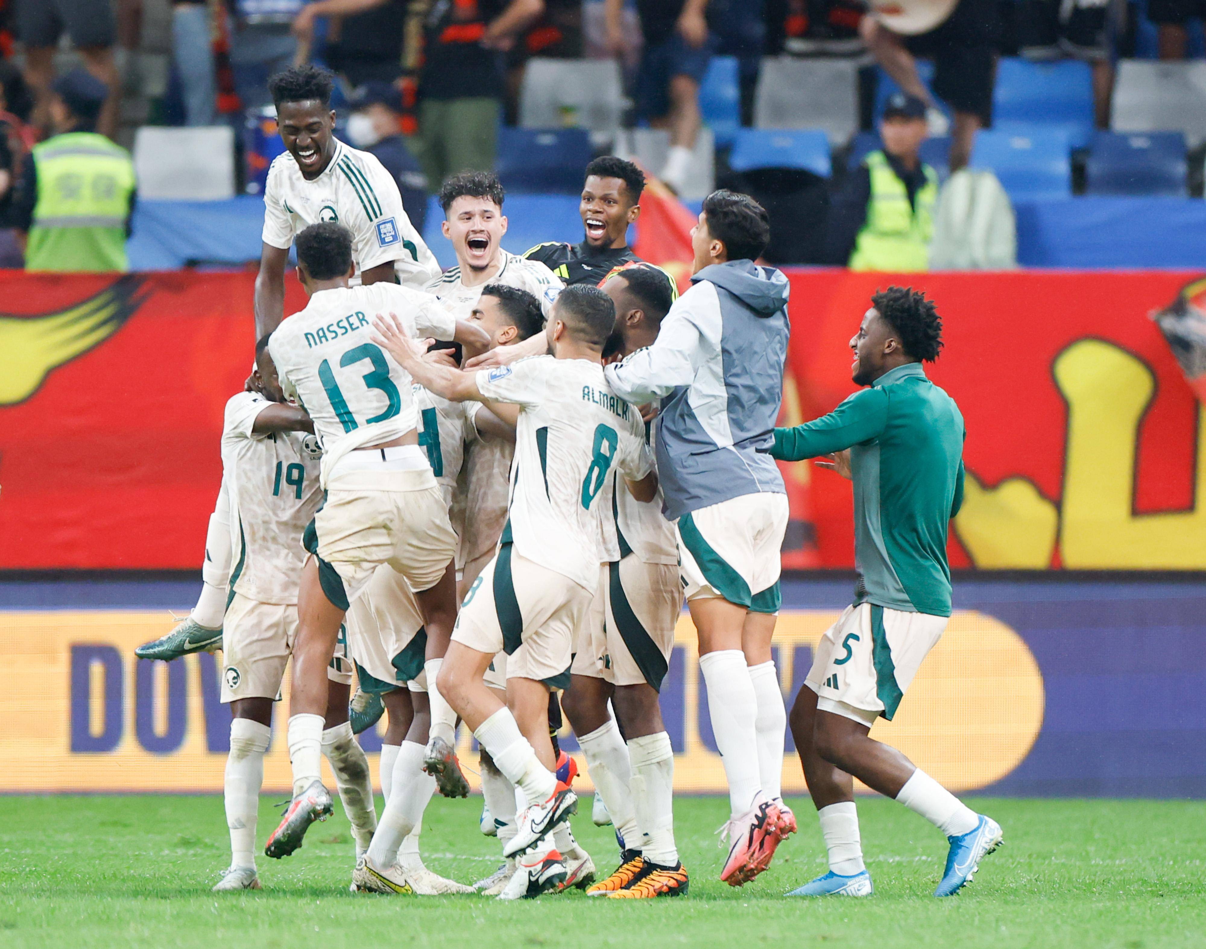 顶级足球联赛激烈争夺,引爆热议 顶级足球联赛激烈争夺,引爆热议