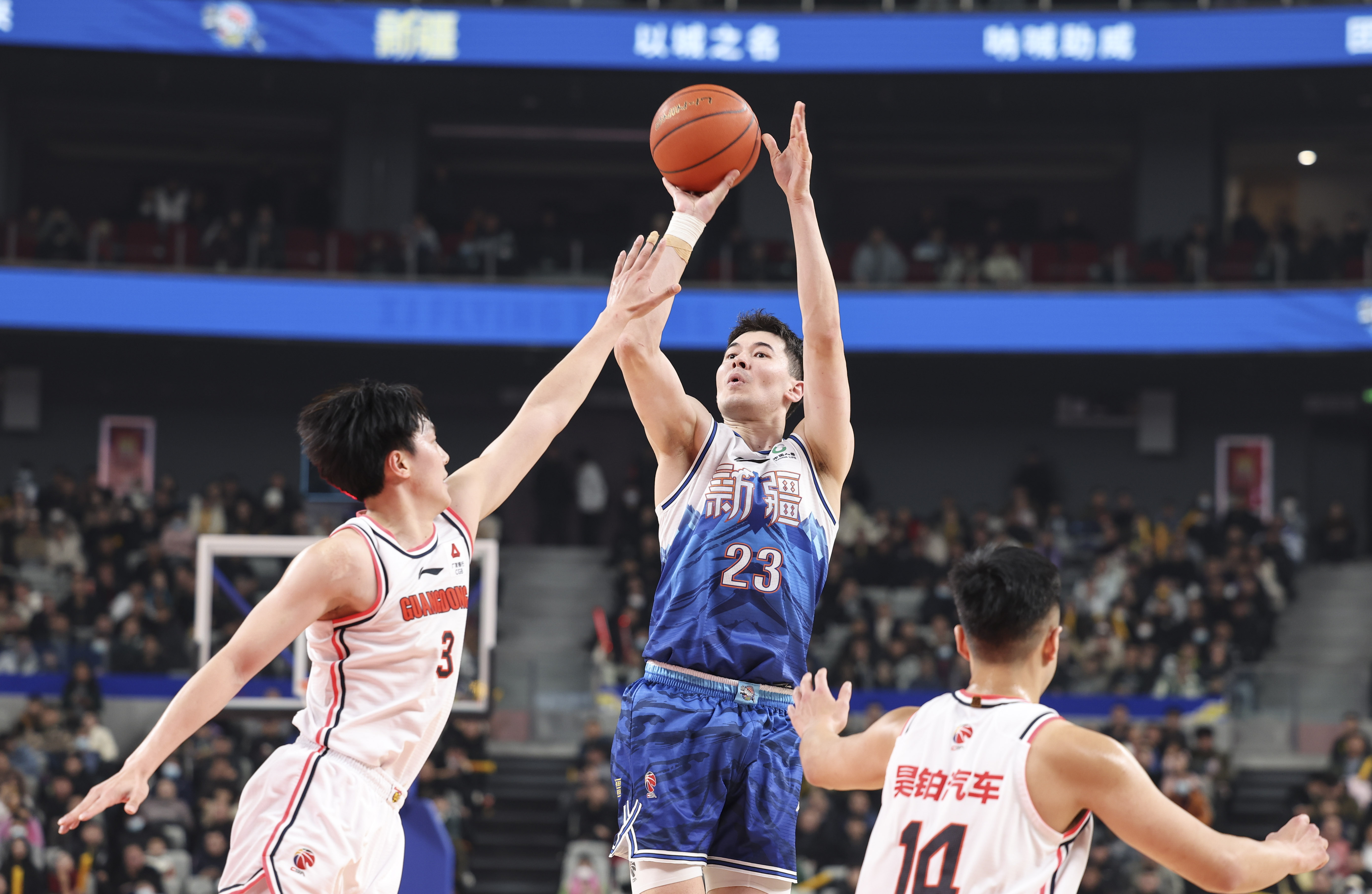 辽宁男篮在主场力克上海队,迎来胜利 辽宁男篮在主场力克上海队,迎来胜利