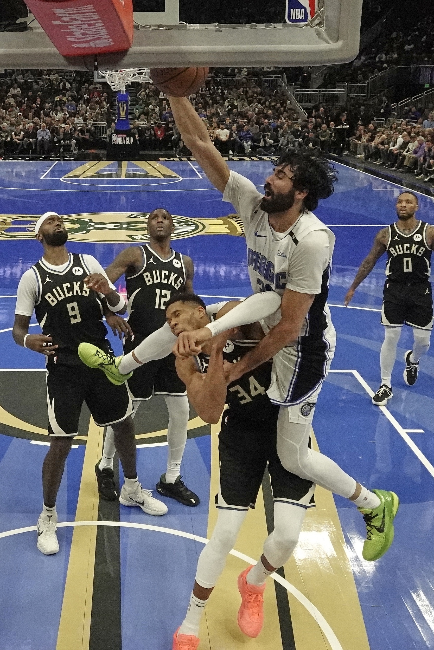 雄鹿大胜！字母哥两双表现让对手束手无策