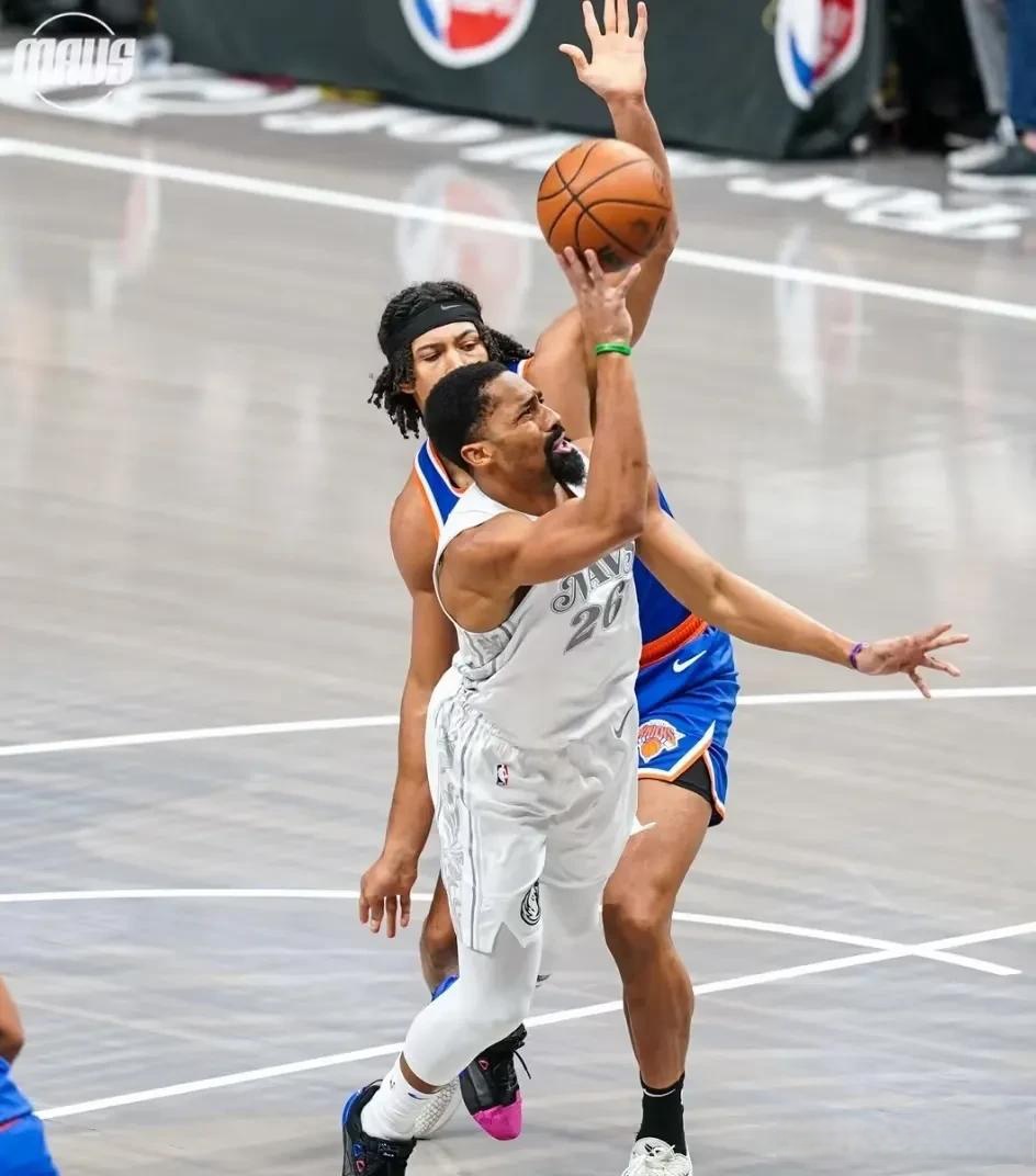 尼克斯不敌独行侠，雷吉-巴洛克22分