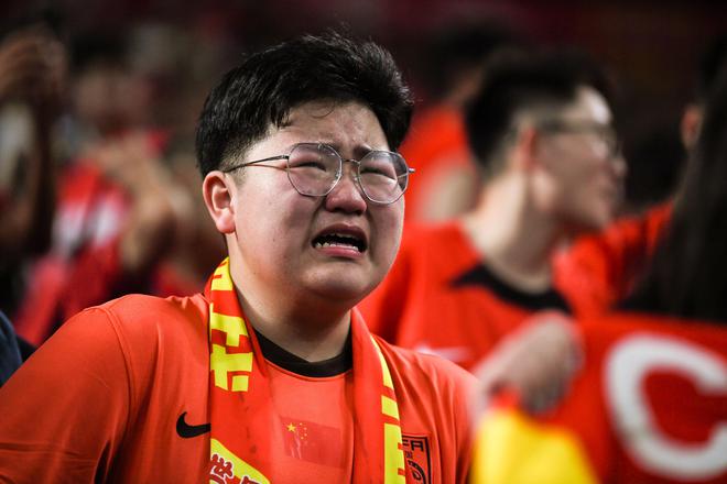 足球比赛结果引发热议,球迷情绪高涨 足球比赛结果引发热议,球迷情绪高涨