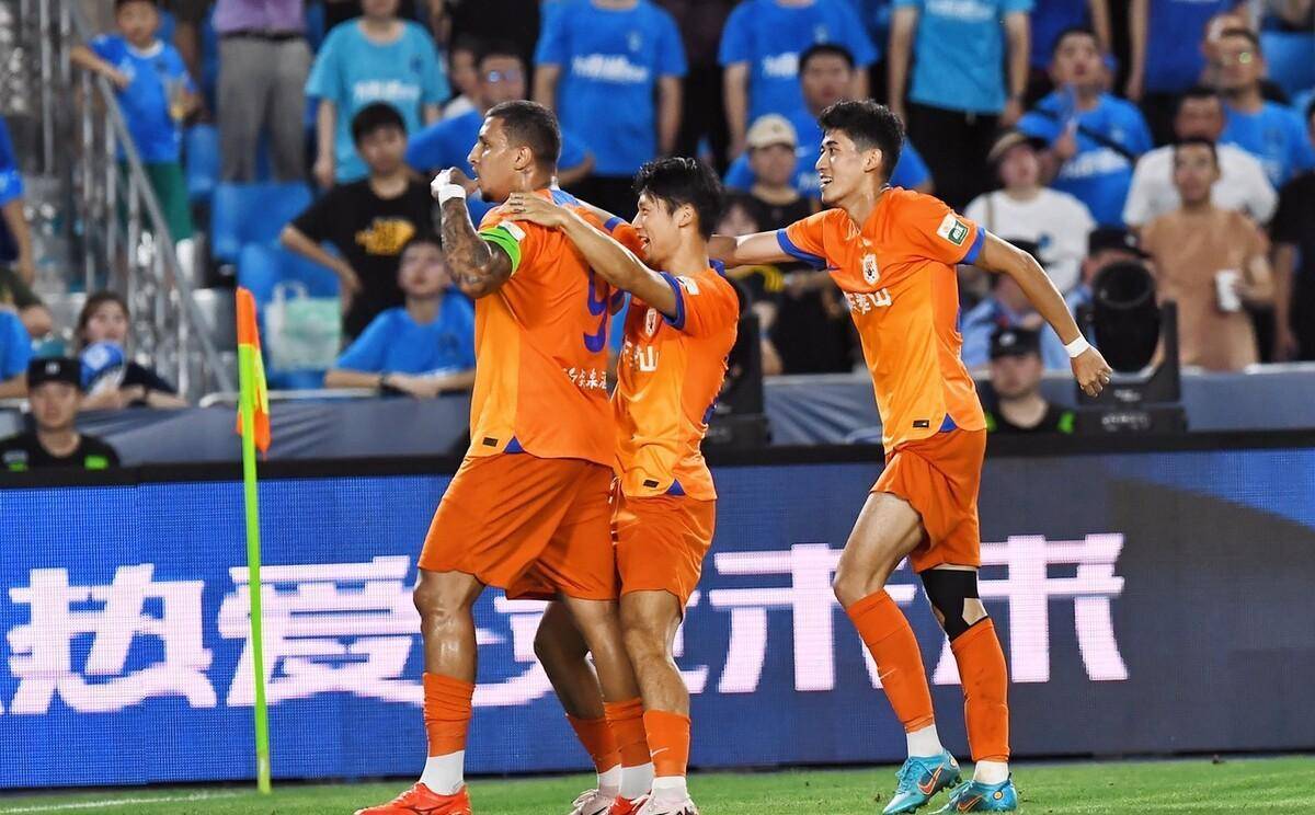 中超联赛现场球员动作迅猛,拼搏形象深入人心 中超联赛现场球员动作迅猛,拼搏形象深入人心