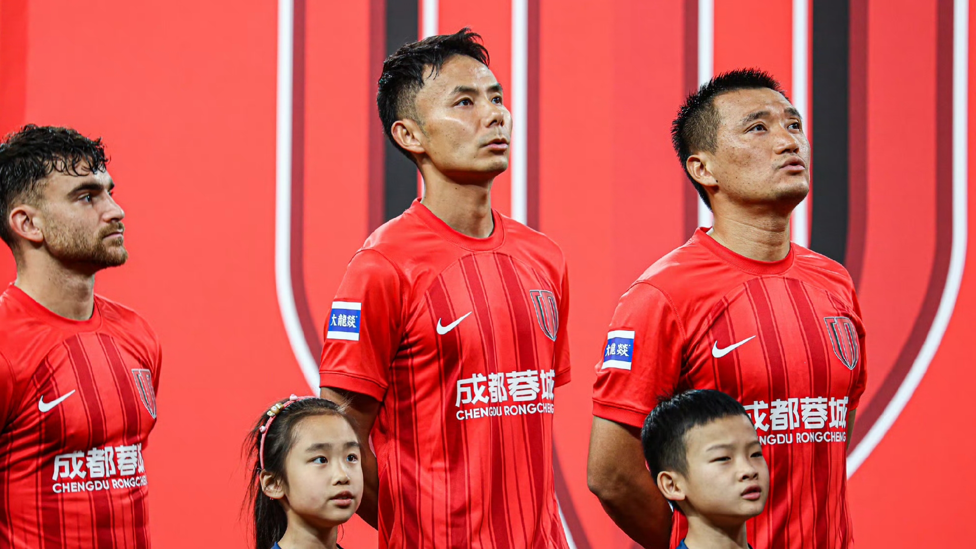 中超联赛现场球员动作迅猛,拼搏形象深入人心 中超联赛现场球员动作迅猛,拼搏形象深入人心