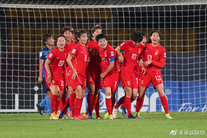 战无不胜：中国女足队员在比赛中势不可挡！
