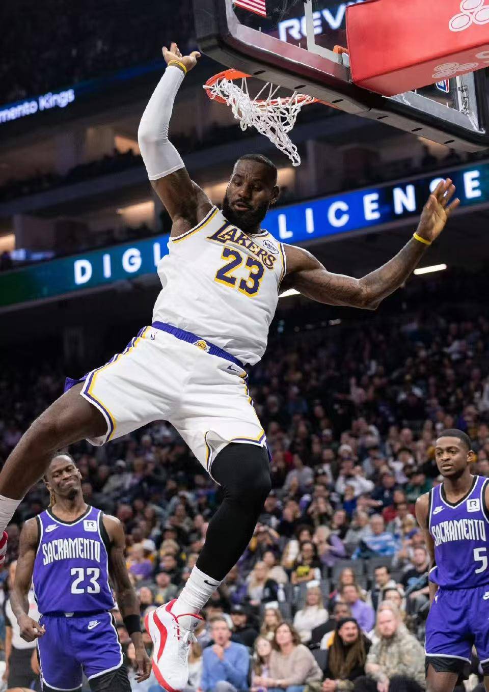 湖人神勇逆袭,再度抢占西部榜首 湖人神勇逆袭,再度抢占西部榜首