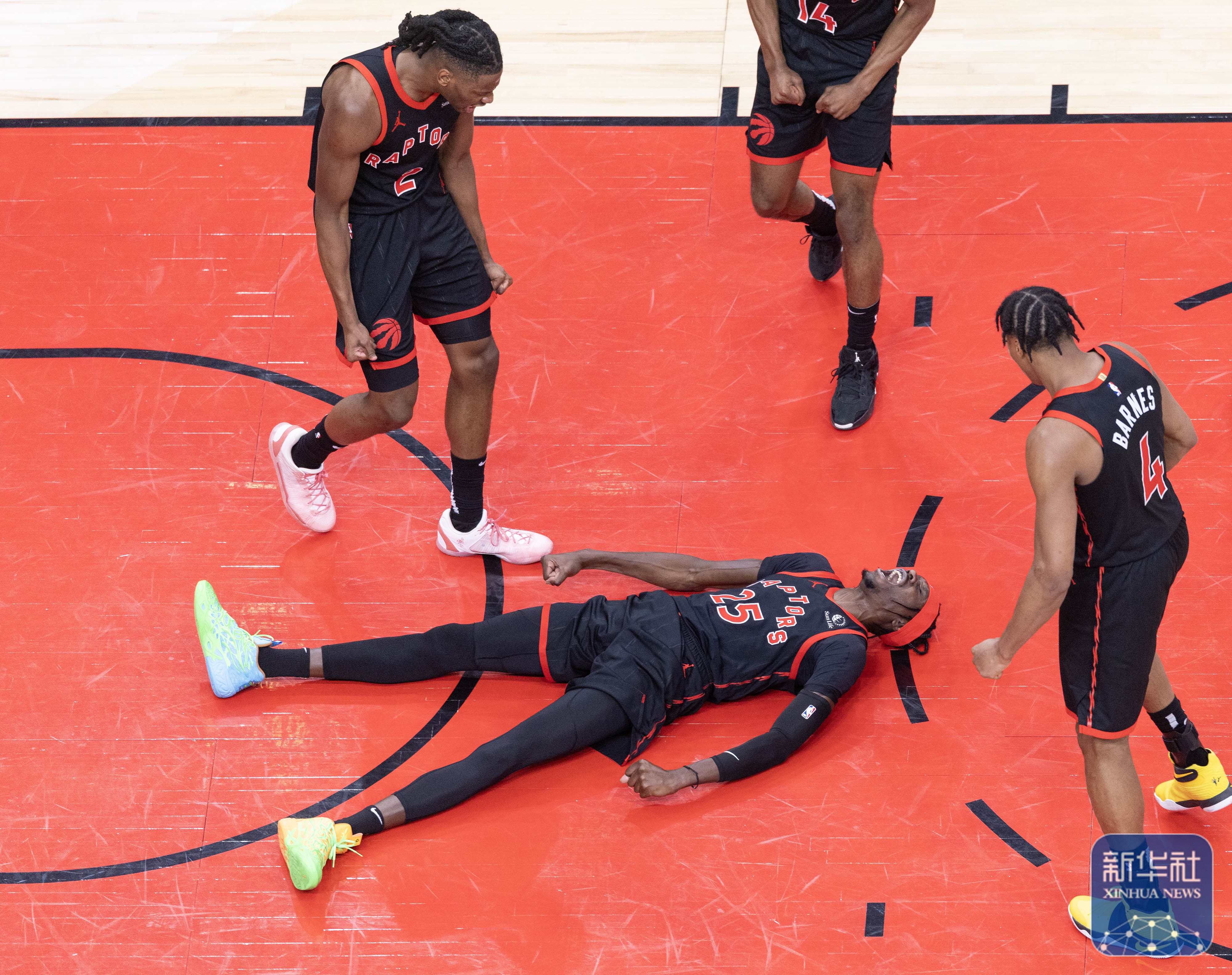 猛龙与莱克星顿上演激烈角逐 猛龙与莱克星顿上演激烈角逐