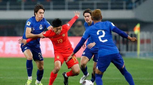 战术部署紧迫进行，球员个个拼尽全力