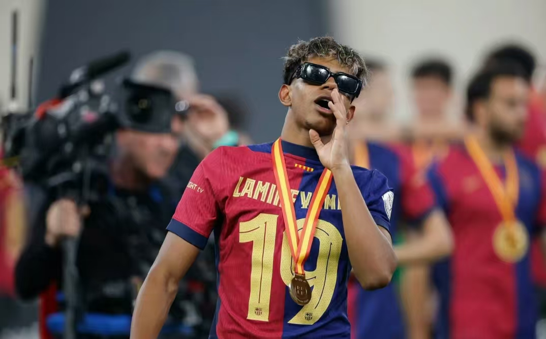 柏林迪法在空中争球中赢得了巴塞罗那