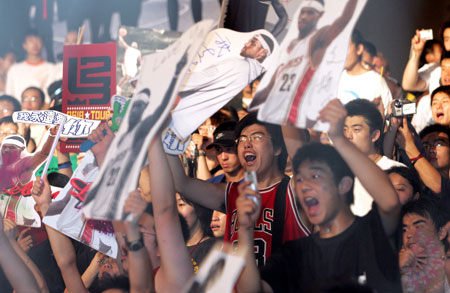 柏林赫塔球迷疯狂庆祝，聚焦旗开得胜