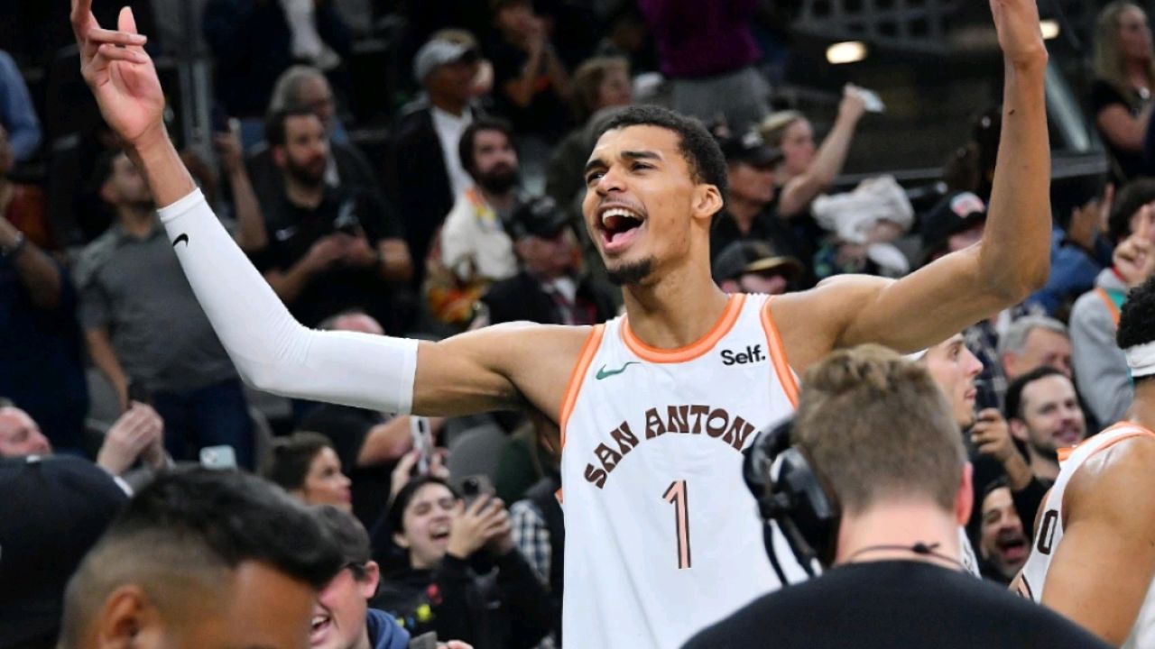 马刺苦战取胜,德罗赞再次发挥关键作用 马刺苦战取胜,德罗赞再次发挥关键作用