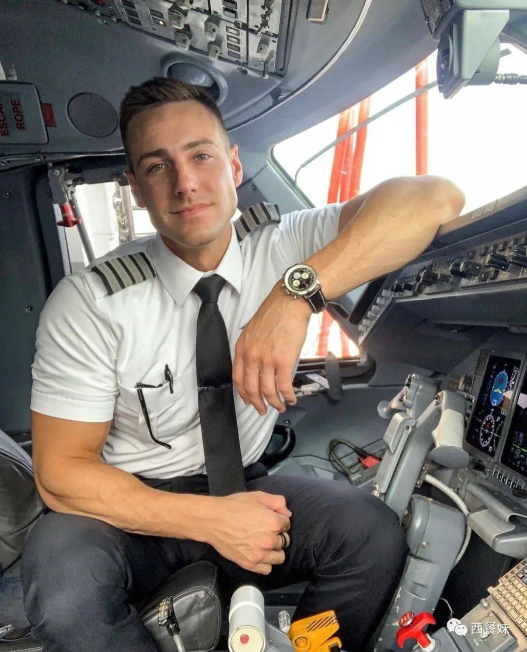 阿布巴卡尔光头亮相,走红社交媒体 阿布巴卡尔光头亮相,走红社交媒体