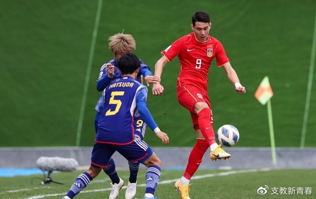日本球队一球小胜沙特球队，紧追榜首