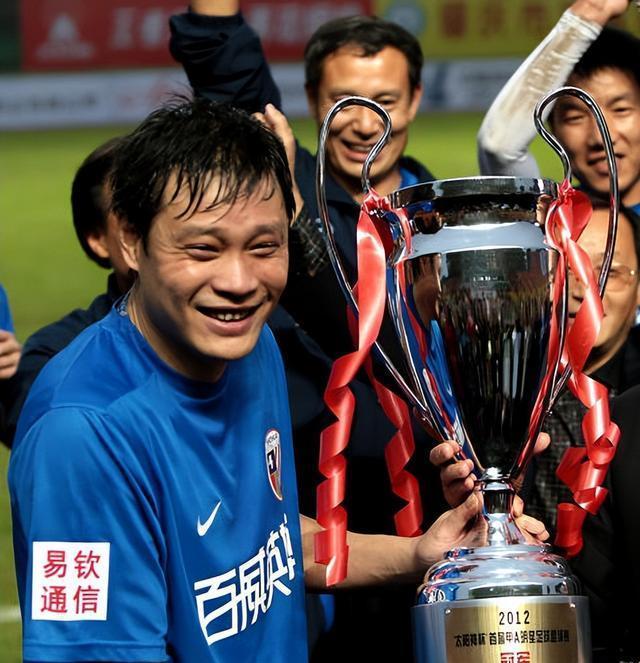 足球明星球员技艺展露无遗,勇夺胜利 足球明星球员技艺展露无遗,勇夺胜利