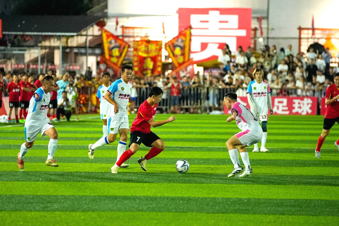 足球明星球员技艺展露无遗,勇夺胜利 足球明星球员技艺展露无遗,勇夺胜利