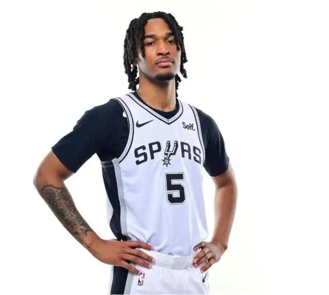 调整阵容后的马刺队实力飙升，重现辉煌