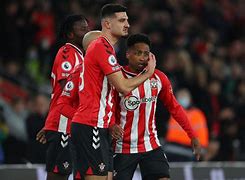 南安普顿奋勇抢攻,压力短暂解除 南安普顿奋勇抢攻,压力短暂解除