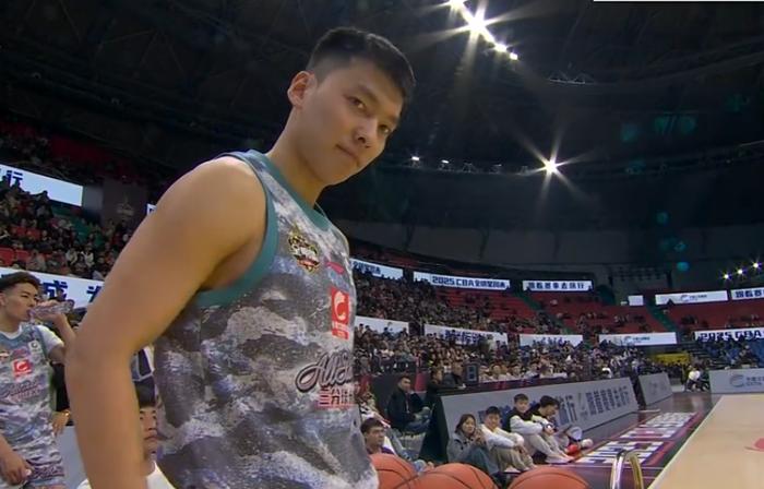 路德维星城大胜,夺得三分 路德维星城大胜,夺得三分